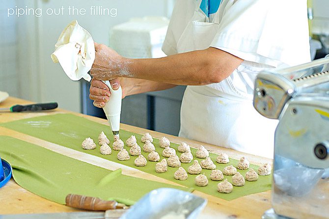Piping-out-the-filling-for-tortelli