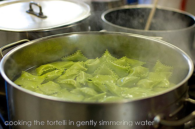Cooking-the-Tortelli-in-simmering-hot-water