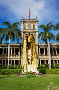 King-Kamehameha-Statue-in-front-of-Honolulu-Hale-on-King-Kamehameha-Day-Honolulu-Hawaii