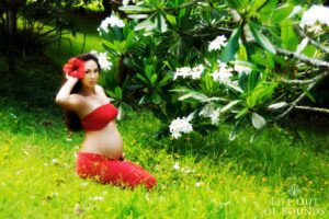 Beautiful-pregnant-Hawaiian-woman-in-the-Hawaiian-forest-Oahu-Hawaii