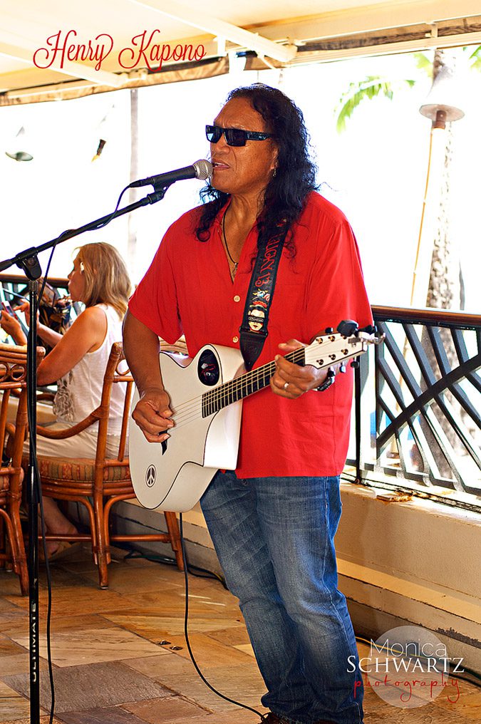 Henry-Kapono-Hawaiian-musician-at-Hula-Grill-Waikiki-restaurant-Honolulu-Oahu-Hawaii