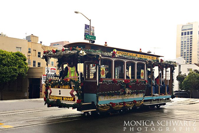 San-Francisco-cable-car-decorated-for-Christmas