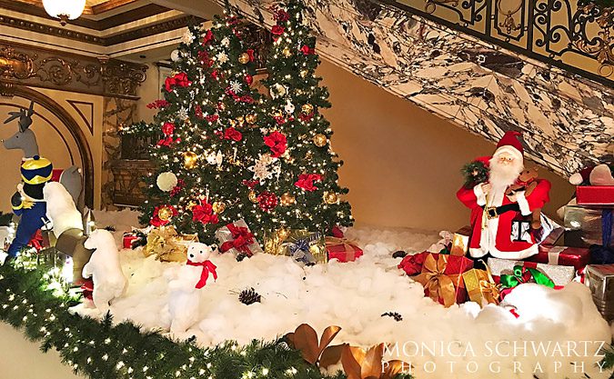 Christmas-decorations-on-the-grand-staircase-at-the-Fairmont-Hotel-in-San-Francisco
