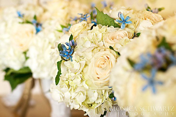 White-and-blue-wedding-floral-composition-by-Ornamento-San-Francisco