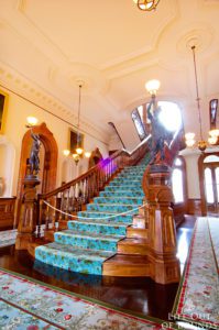 Grand-staircase-at-Iolani-Palace-in-Honolulu-Hawaii