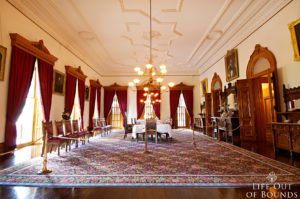 The-formal-dining-room-at-Iolani-Palace-in-Honolulu-Hawaii
