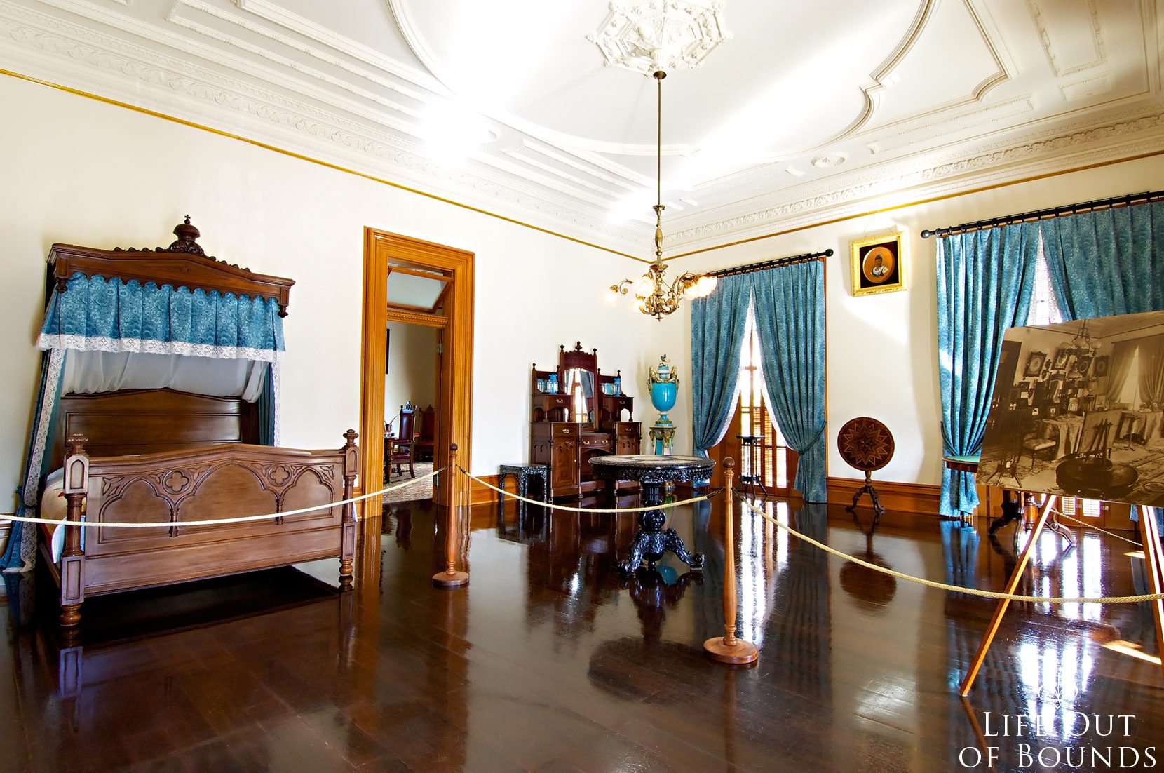 The-Kings-Bedroom-at-Iolani-Palace-in-Honolulu-Hawaii