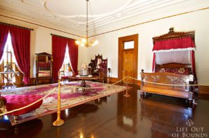 The-Queens-bedroom-at-Iolani-Palace-in-Honolulu-Hawaii