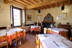 Dining-room-at-Trattoria-del-Sole-Restaurant-Fidenza-Italy