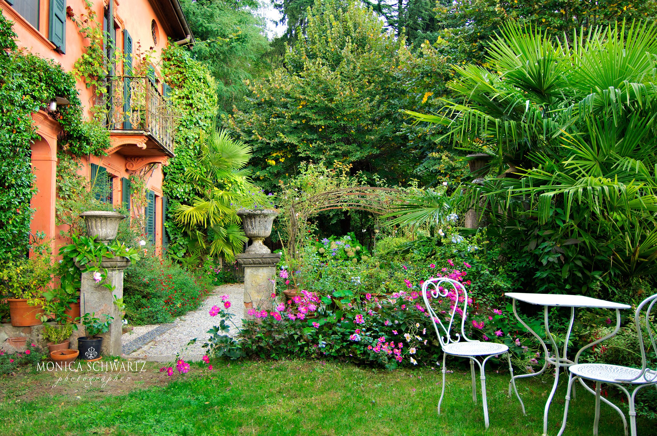 Private-garden-and-villa-in-Northern-Italy