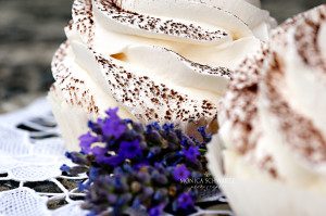 Swirly-meringues-with-lavender