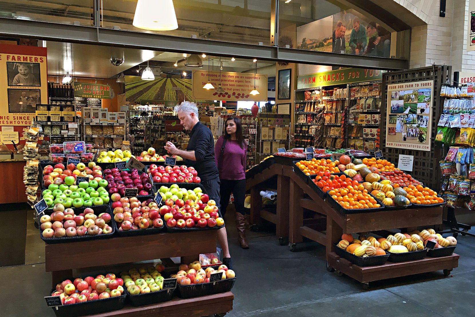 Farm-Fresh-to-You-grocery-store-at-Ferry-Building-Marketplace-San-Francisco