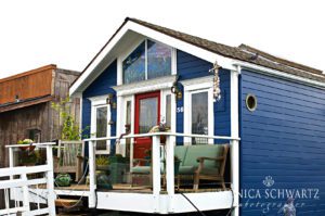 Blue-House-among-the-Floating-Homes-of-Sausalito-California