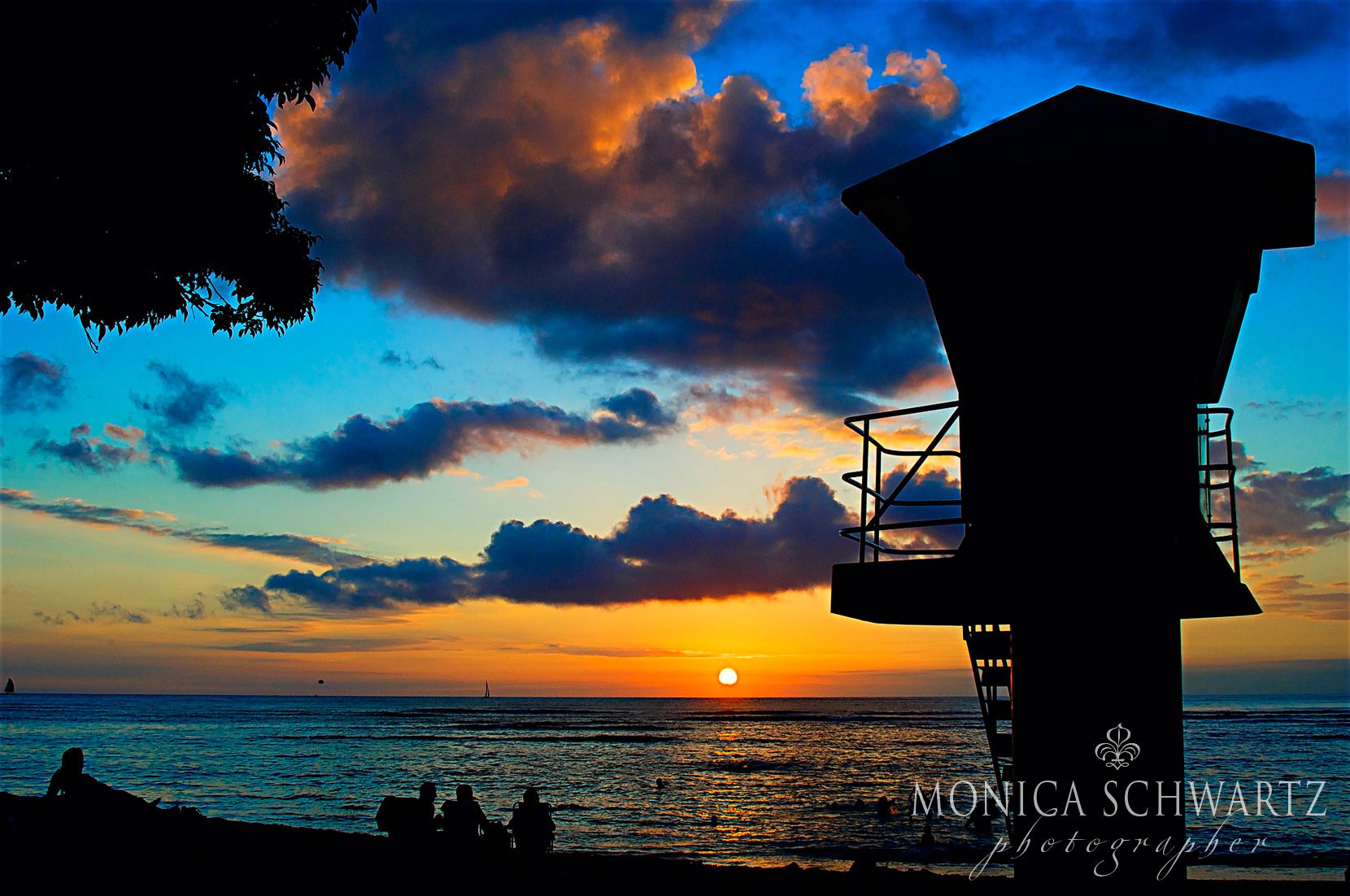 Sunset-colors-on-Waikiki-Beach-Honolulu-Oahu-Hawaii