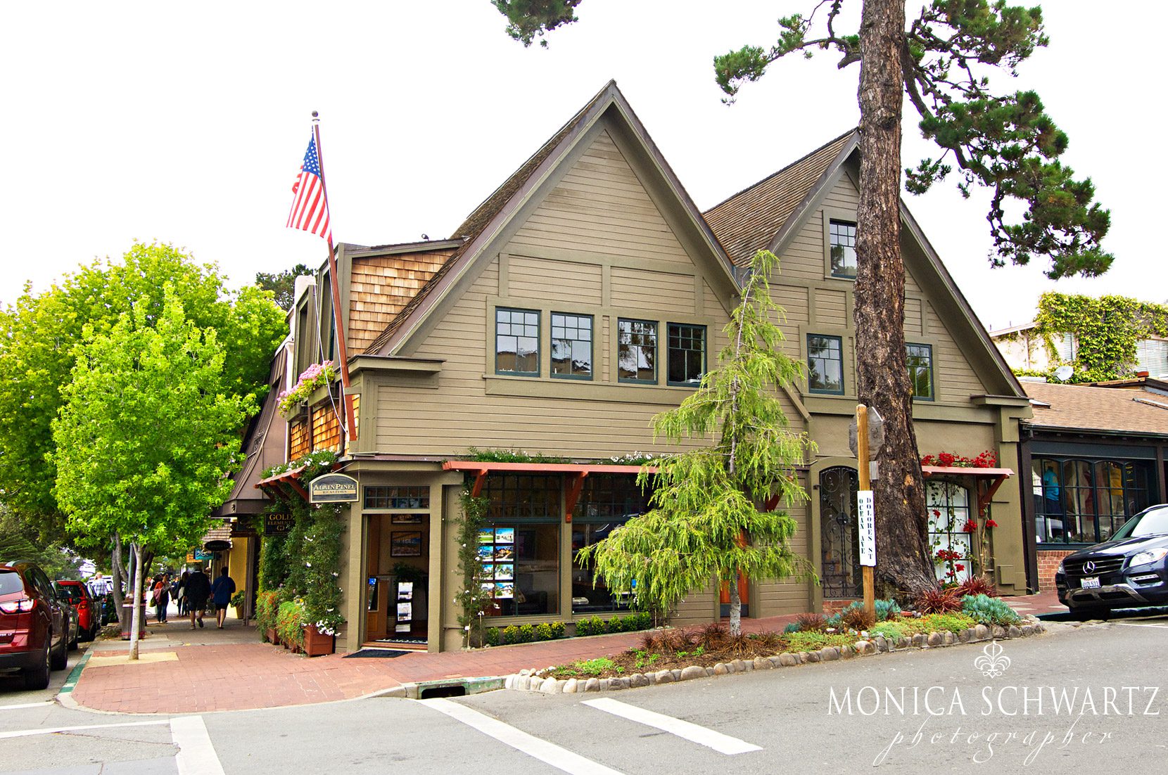 Corner-of-Ocean-Avenue-and-Dolores-Street-in-Carmel-by-the-Sea-California