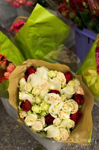 Bunches-of-roses-at-the-farmers-market-in-Carmel-by-the-Sea-California