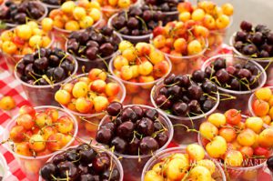 Organic-cherries-at-the-farmers-market-in-Carmel-by-the-Sea-California