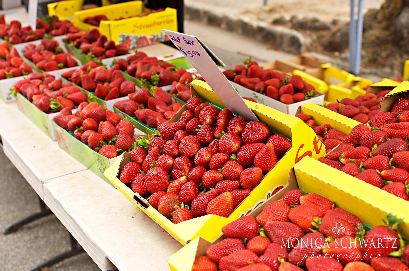 Strawberries-at-the-farmers-market-in-Carmel-by-the-Sea-California