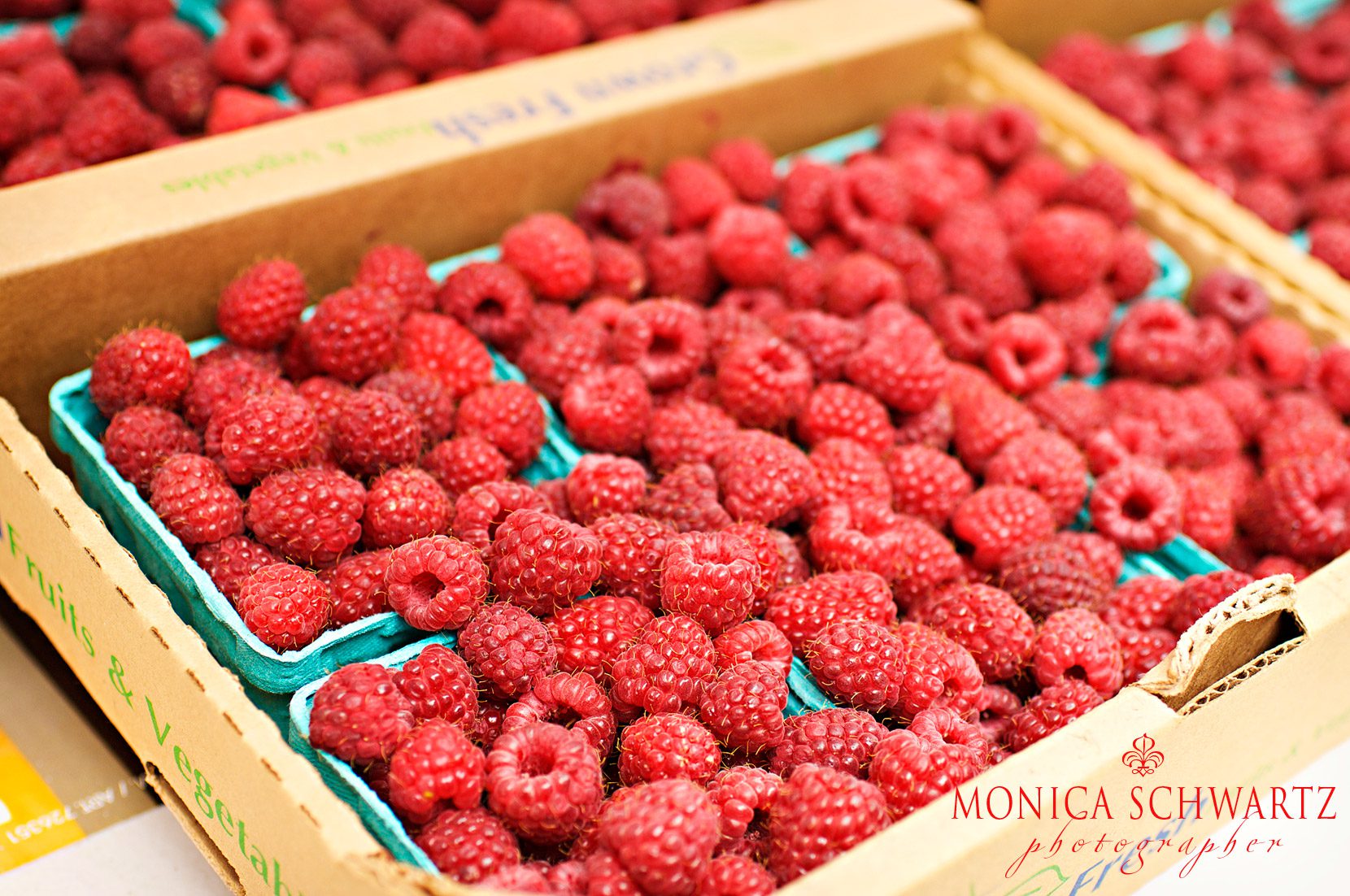 Organic-raspberries-at-the-farmers-market-in-Carmel-by-the-Sea-California