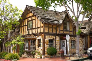 Pretty-fairy-tale-style-building-and-shops-in-Carmel-by-the-Sea-California
