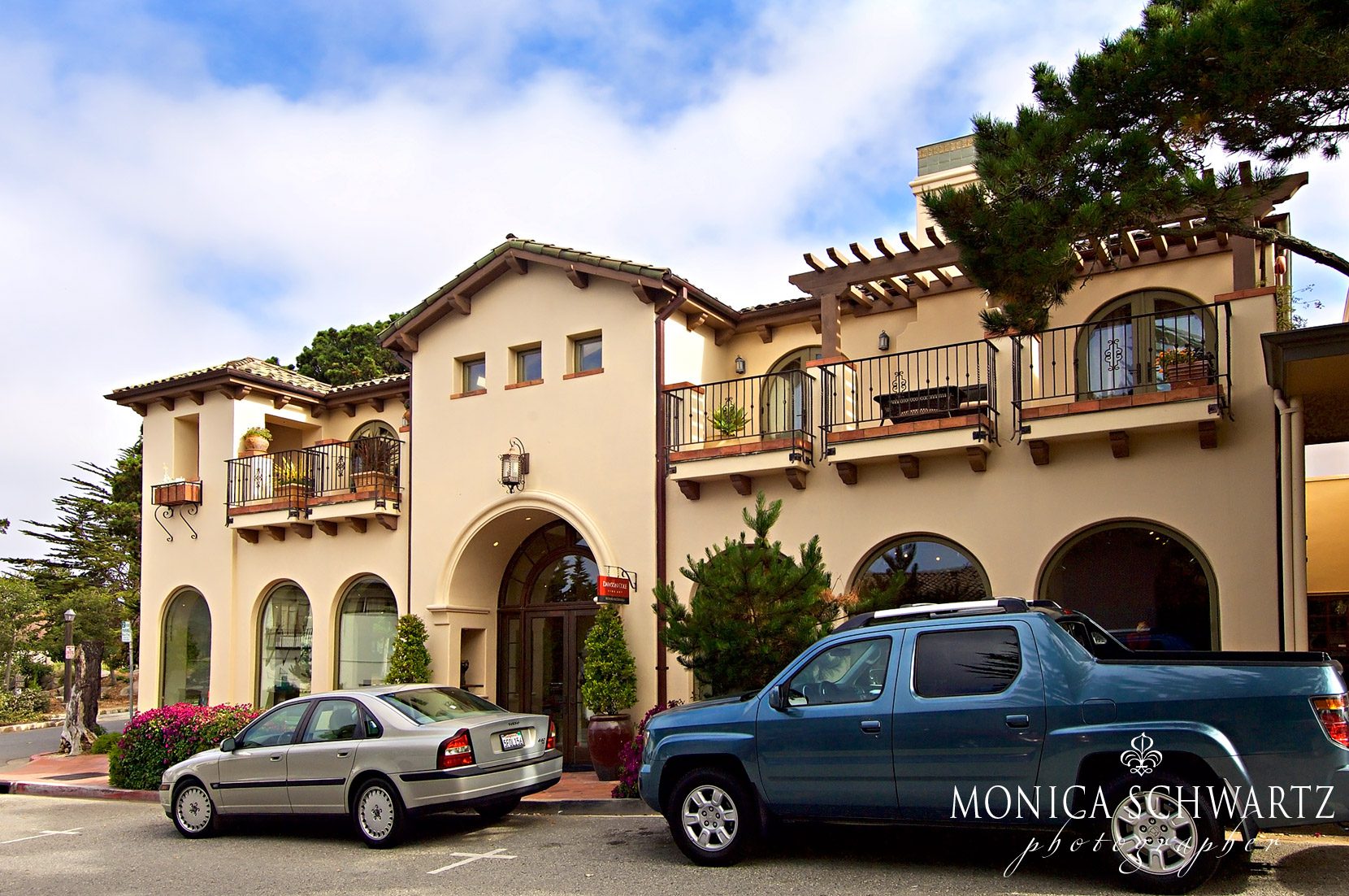 Pretty-hispanic-style-building-in-Carmel-by-the-Sea-California