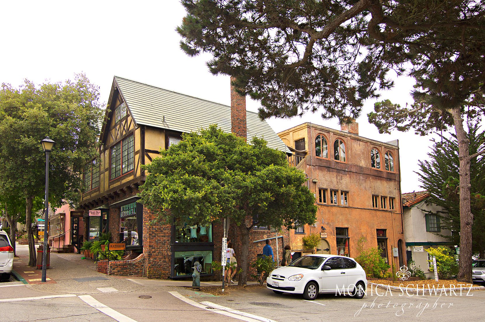 Pretty-fairy-tale-style-building-and-shops-in-Carmel-by-the-Sea-California