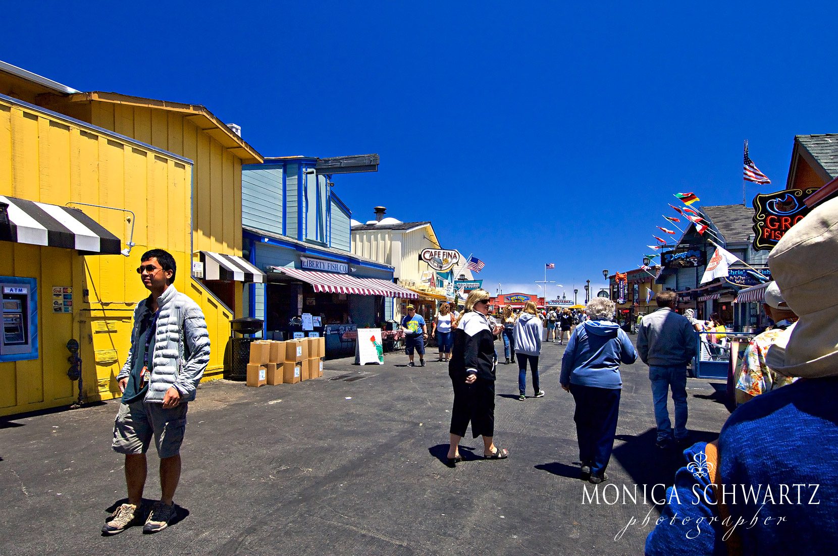 Shops-and-restaurants-at-Fishermans-Wharf-in-Monterey-California