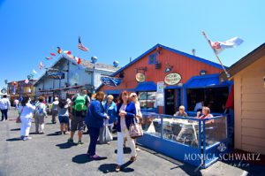 Seafood-restaurants-at-Fishermans-Wharf-in-Monterey-California