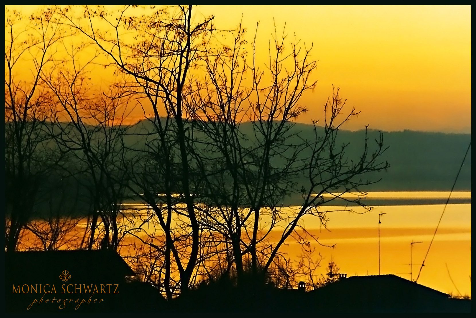 Winter-sunset-on-Lake-Varese-Italy