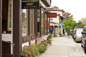 Art-galleries-and-shops-on-Dolores-street-in-Carmel-by-the-Sea-California