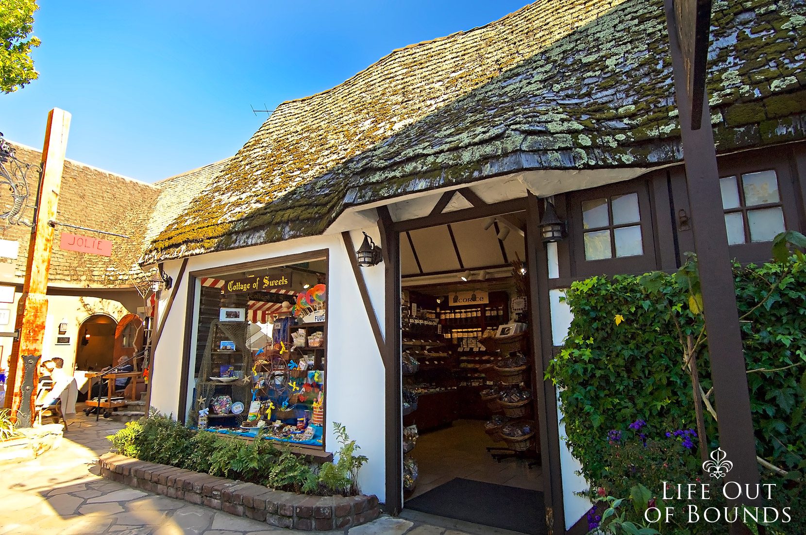 Cottage-of-Sweets-in-Carmel-by-the-Sea-California