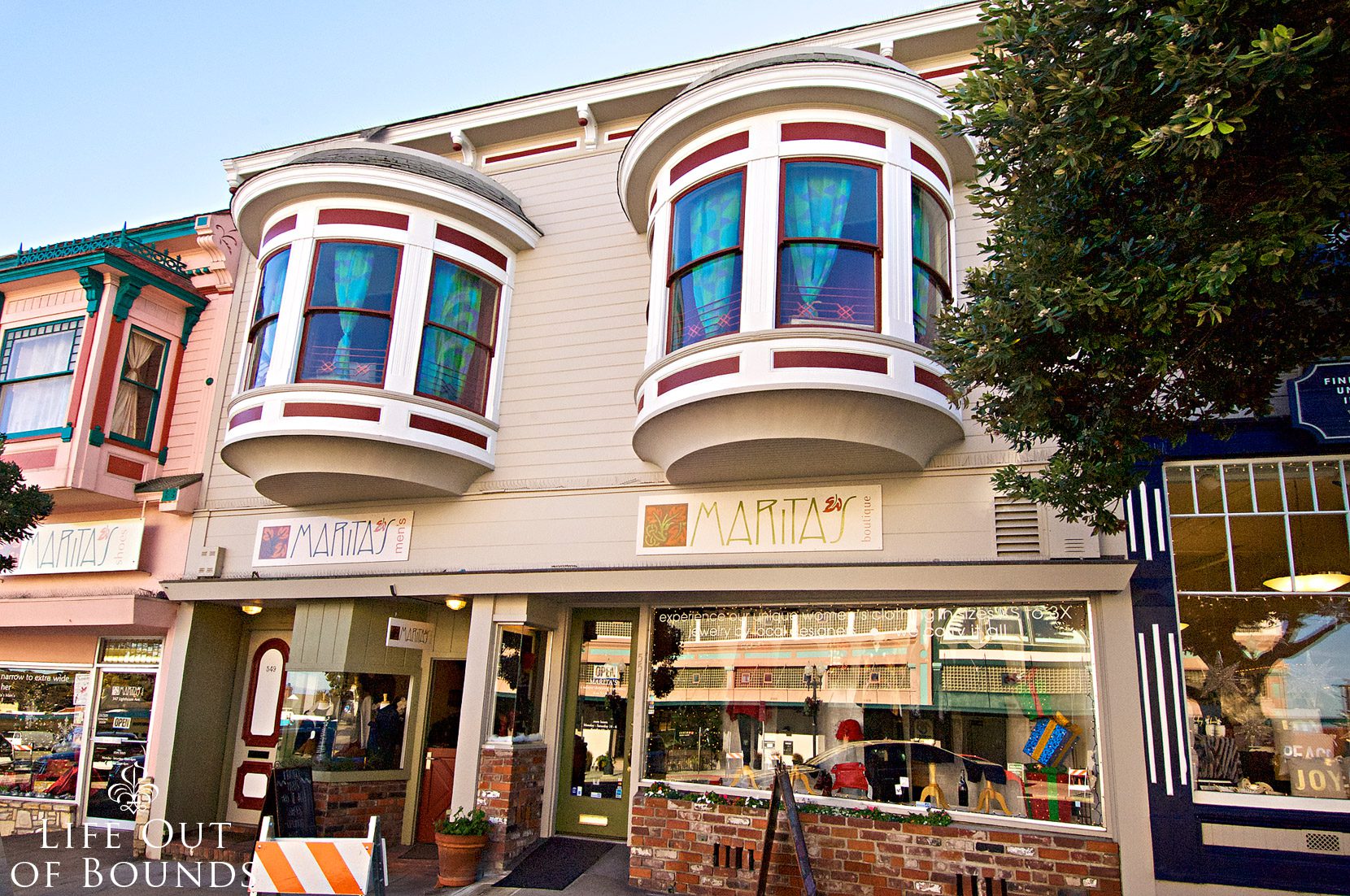 Colorful-Victorian-buildings-in-downtown-Pacific-Grove-California