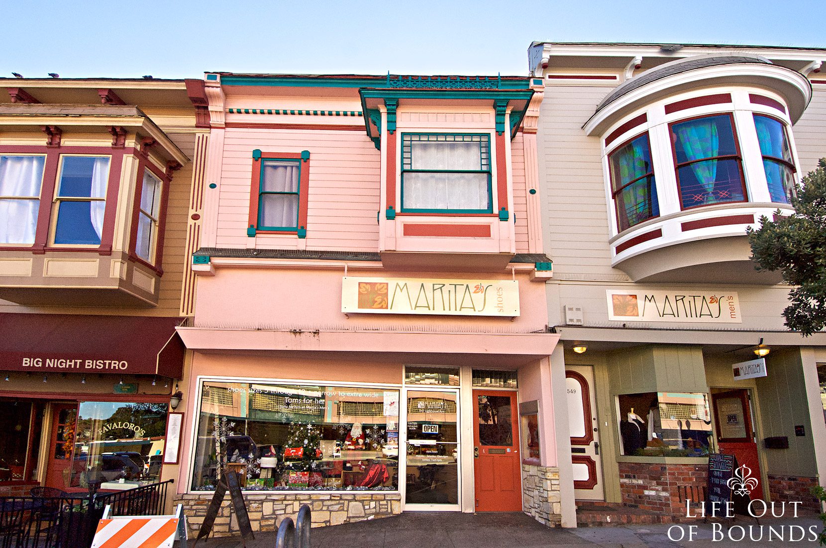 Colorful-Victorian-buildings-in-downtown-Pacific-Grove-California