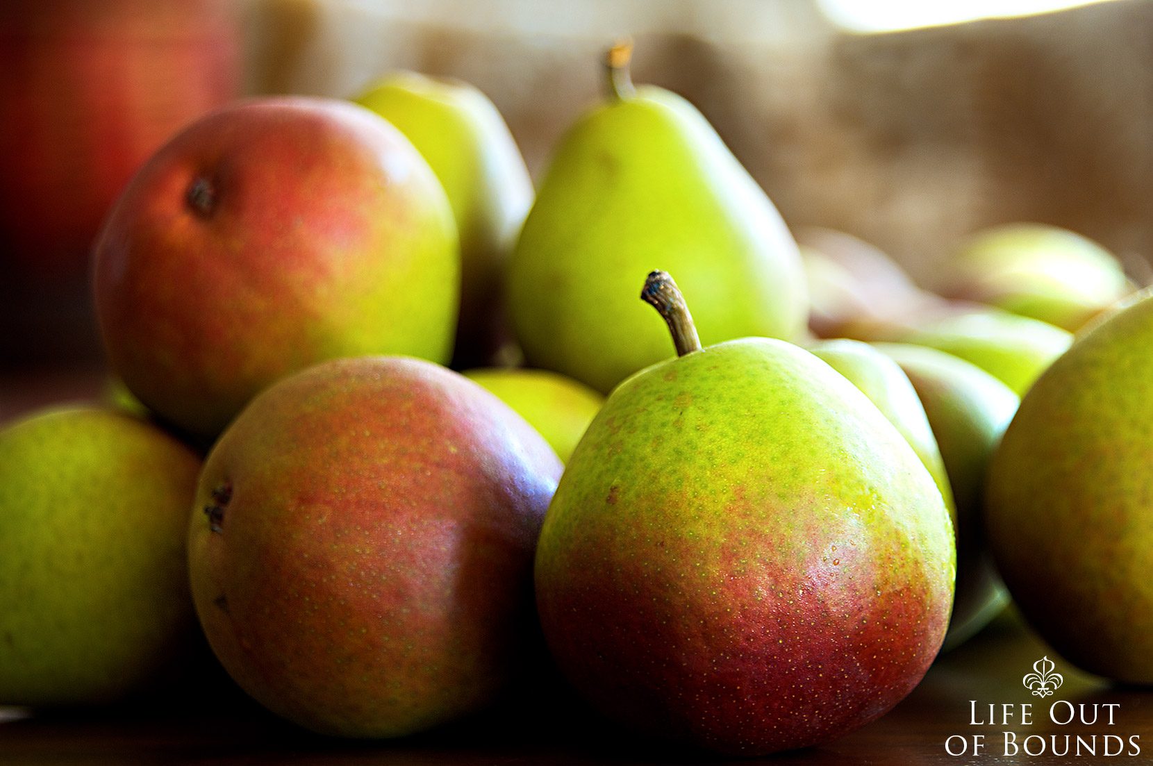 Fresh-autumn-pears-in-composition