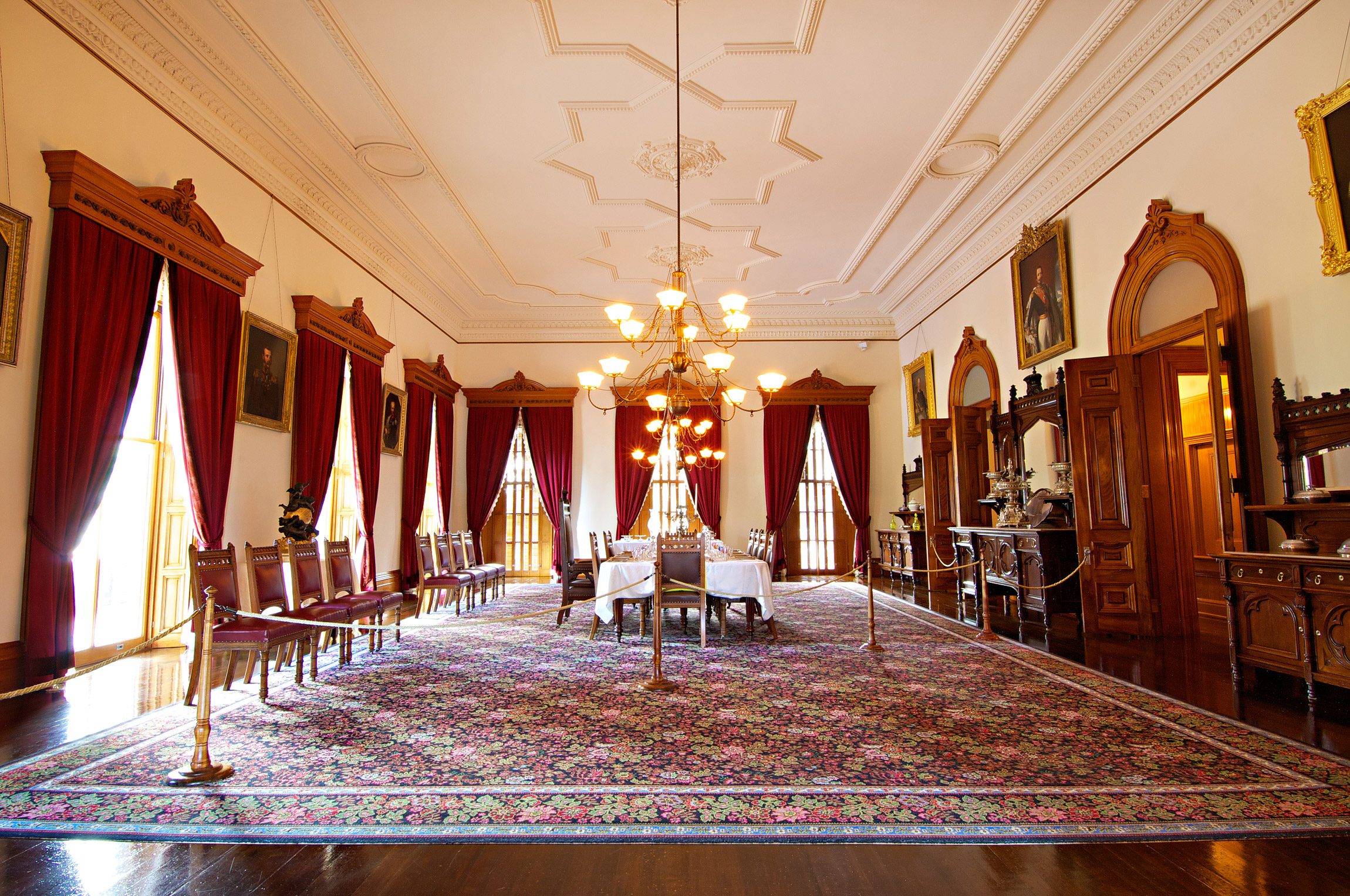 The-State-Dining-Room-at-Iolani-Palace-in-Honolulu-Hawaii-photography-by-Monica-Schwartz