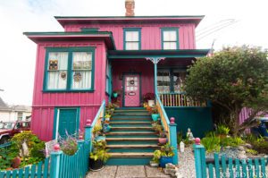 Colorful-Victorian-Homes-and-Cottages-in-Pacific-Grove-California