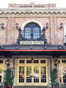 The-historic-Ledson-Hotel-on-the-Plaza-in-Sonoma-California
