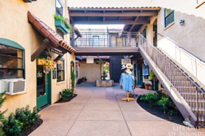 Shopping-wining-and-dining-around-the-historic-Plaza-in-Sonoma-California
