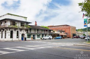 Shopping-around-the-historic-Plaza-in-Sonoma-California