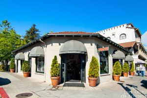 Shopping-wining-and-dining-around-the-historic-Plaza-in-Sonoma-California