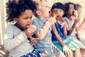 Kids-enjoying-ice-cream-in-the-summer