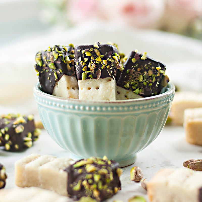 Classic-Shortbread-with-Chocolate-and-Pistachios-for-Niqui-Bakes