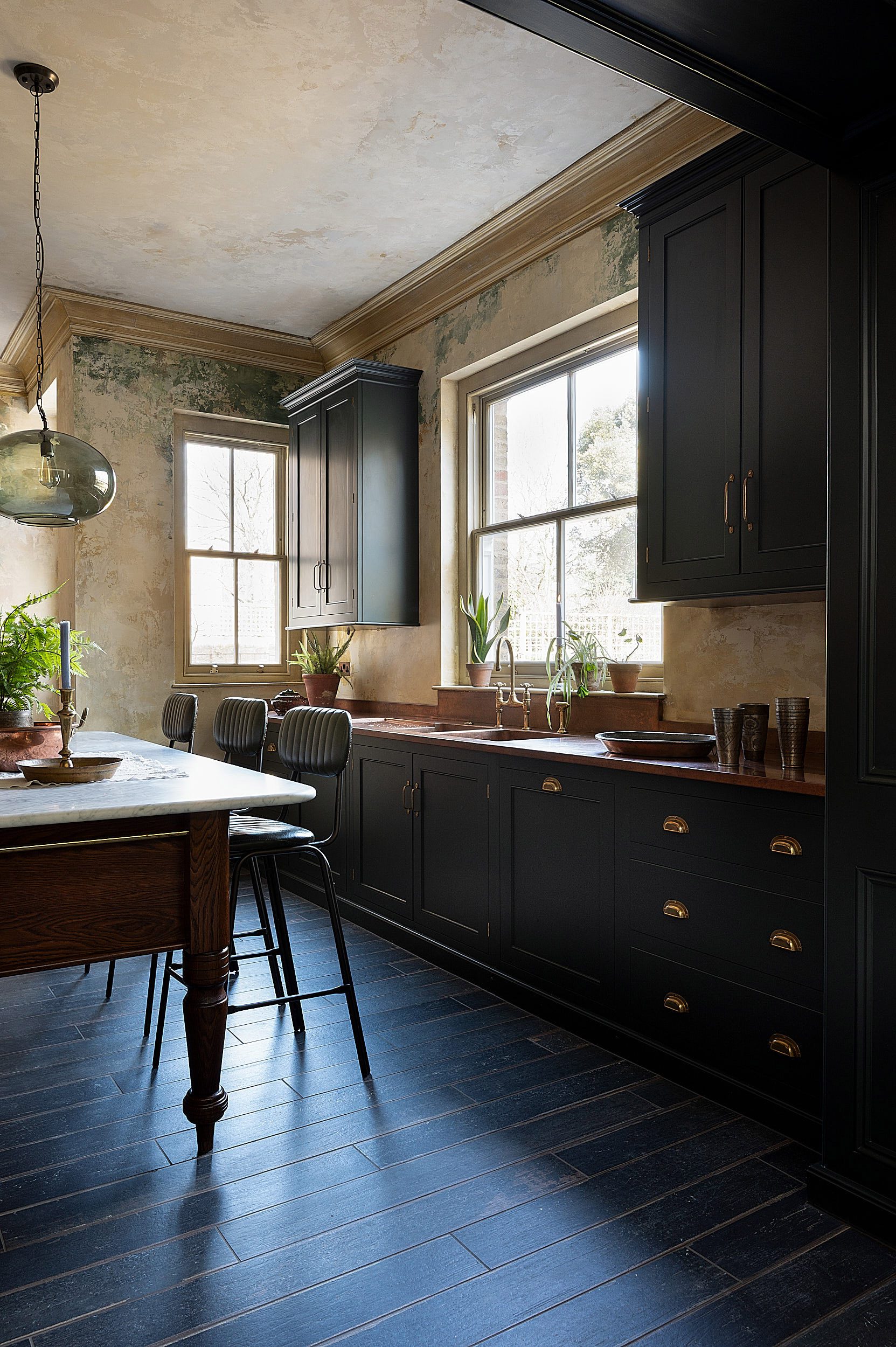 A Classic English Kitchen in London by deVol Kitchens